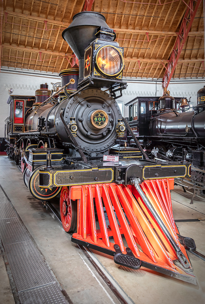 A photo of an old fashioned steam engine train